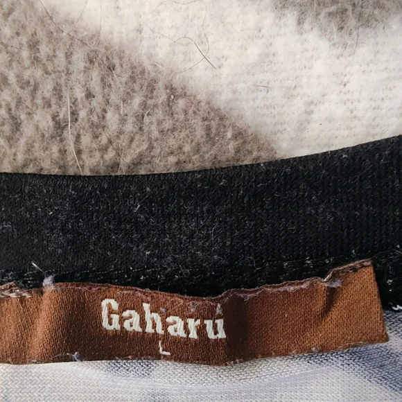 Gaharu Beige & Black Ornate Print Top - Size Large - Picture 4 of 4